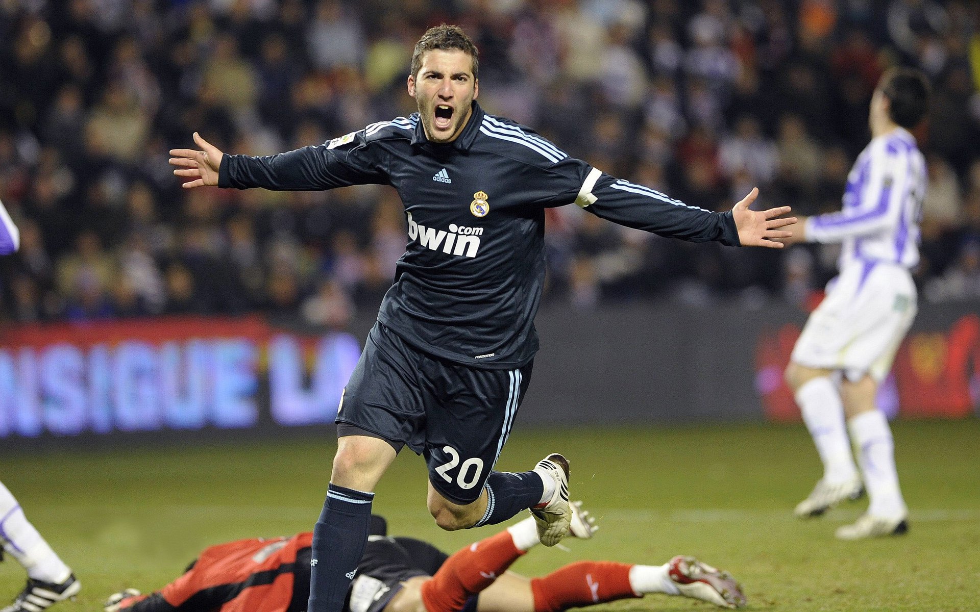 拉恩：全黑队外线闪电，突破对方防线犹如风驰电掣，拉恩卡在哪